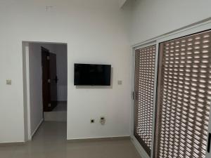 a room with a flat screen tv on a wall at Luanda Global Apartment in Belas