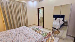 Ένα ή περισσότερα κρεβάτια σε δωμάτιο στο King Room with Attached Private Bathroom in Shared Apartment