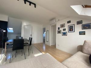 A seating area at Sunrise 2 Apartment