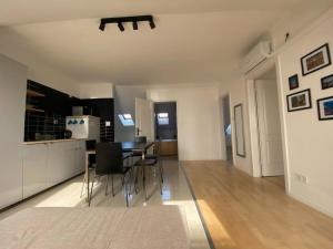 A kitchen or kitchenette at Sunrise 2 Apartment