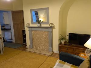 Televisyen dan/atau pusat hiburan di Apartment with Outside Patio and Car Space