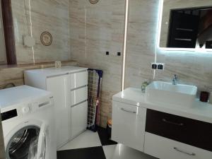 un bagno con lavatrice e lavandino di Holiday Home in Stepnica by Szczecin Lagoon a Stepnica Altre 13 foto