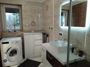 un bagno con lavatrice e lavandino di Holiday Home in Stepnica by Szczecin Lagoon a Stepnica
