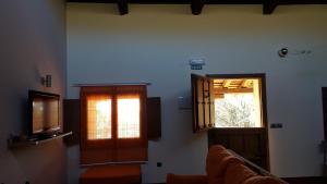 Televízia a/alebo spoločenská miestnosť v ubytovaní Apartamentos Rurales En Plena Sierra