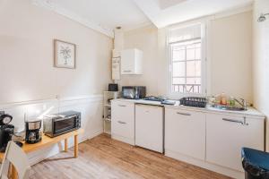 Kuchyň nebo kuchyňský kout v ubytování Appartement de caractère hyper centre