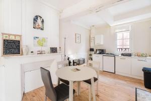 Kuchyň nebo kuchyňský kout v ubytování Appartement de caractère hyper centre