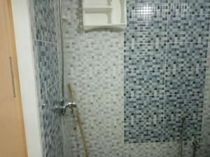 a bathroom with a shower with a toilet at Studio à Carthage Yasmina in Douar ech Chott