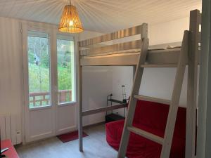 カンパンにあるAu bord du ruisseau - Campanのベッドルーム(二段ベッド1組、ランプ付)