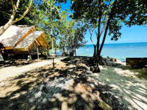 a tent on the beach next to the water at Lainkalogos Glamping in Rabia