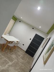 ein Esszimmer mit Tisch und Stühlen in der Unterkunft ვႷჿʇⴝꞁƂϨȢʇ Casa- Quinta con Quincho y pileta, Equipada Completa, con Cochera Doble, 3Habit 2baños, para 7 Personas, Alquiler Temporal Ramallo- San Nicolás, WHATSAP AL ვႷჿʇⴝꞁƂϨȢʇ, CONSULTAR EL PRECIO REAL PARA RESERVAR EN PRIVADO in Estación Ramallo + 15 Fotos