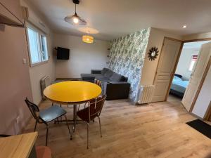 Μια τηλεόραση ή/και κέντρο ψυχαγωγίας στο Appartement T1, à la campagne