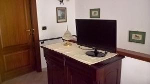 Televízia a/alebo spoločenská miestnosť v ubytovaní Appartamento Tulipano