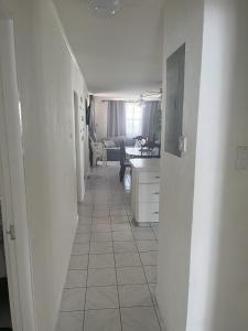 un couloir menant à une cuisine et à un salon dans l'établissement Jo'Marion's Place, à Saint James