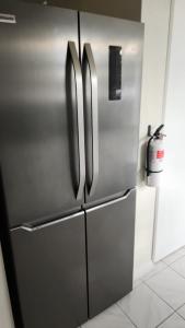 - un réfrigérateur en acier inoxydable dans la cuisine dans l'établissement Jo'Marion's Place, à Saint James 36 autres photos