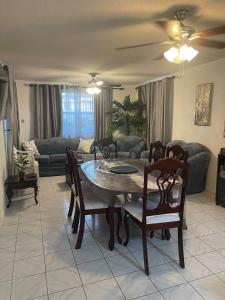 un salon avec une table et des chaises dans l'établissement Jo'Marion's Place, à Saint James