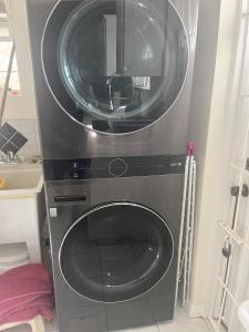 - un lave-linge et un sèche-linge dans une petite cuisine dans l'établissement Jo'Marion's Place, à Saint James