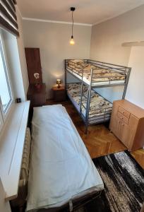 Posteľ alebo postele v izbe v ubytovaní APARTAMENT NAD STAWEM