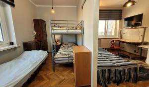 Posteľ alebo postele v izbe v ubytovaní APARTAMENT NAD STAWEM