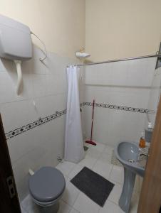 Ένα μπάνιο στο Entire house, space and comfortable