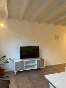 a living room with a flat screen tv on a wall at Tríplex Vla Pax 4 Céntrica in Villa La Angostura