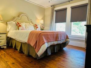 ソールズベリーにあるBonaparte Castleのベッドと2つの窓がある寝室