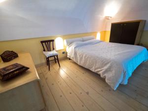 マッサ・ルブレンセにあるCasa Vacanze Massa Lubrenseのベッドルーム1室(ベッド1台、テーブル、椅子付)