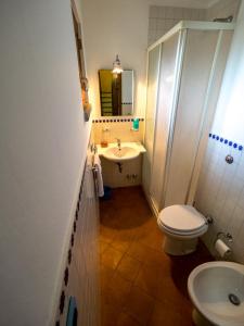 マッサ・ルブレンセにあるCasa Vacanze Massa Lubrenseのバスルーム(トイレ、洗面台付)