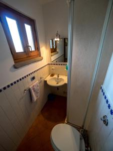 マッサ・ルブレンセにあるCasa Vacanze Massa Lubrenseのバスルーム(トイレ、洗面台付)、窓が備わります。