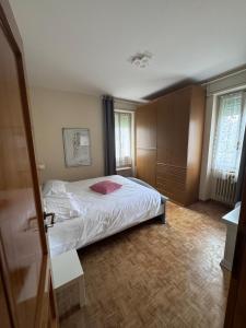 a bedroom with a bed in a room at Gardalba in Toscolano Maderno