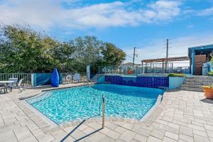 a swimming pool in a yard with a blue at Beachside Inn in Destin
