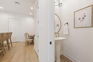 ein weißes Badezimmer mit einem Waschbecken und einem Tisch in der Unterkunft NEW Lafayette House KING Beds Garage Patio Luxury in Lafayette