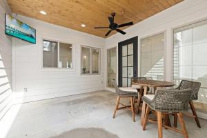 ein Esszimmer mit einem Deckenventilator und einem Tisch in der Unterkunft NEW Lafayette House KING Beds Garage Patio Luxury in Lafayette + 29 Fotos