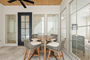 ein Esszimmer mit Tisch und Stühlen in der Unterkunft NEW Lafayette House KING Beds Garage Patio Luxury in Lafayette