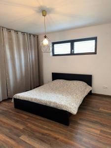 Katil atau katil-katil dalam bilik di Maison neuve à 8 min de Colmar