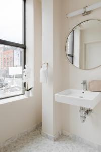 Ένα μπάνιο στο FOUND Hotel Chicago River North +59 φωτογραφίες
