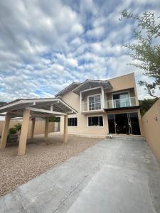 una casa grande con techo en una entrada de entrada en Casa no centro de Porto Belo, en Porto Belo