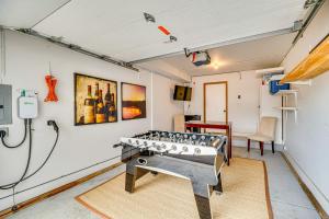 Manitou Springs Escape with AandC and Private Deck!的电视和/或娱乐中心