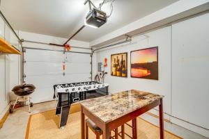 Manitou Springs Escape with AandC and Private Deck!的电视和/或娱乐中心