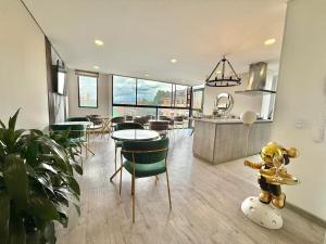 Una cocina y una sala de estar con mesa y sillas. en Hotel CM LIVING Kappa, en Bogotá 87 fotos más