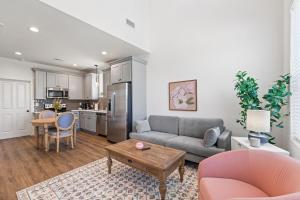 ein Wohnzimmer mit Sofa und Tisch in der Unterkunft NEW Vermillion House KING Bd Cajun Luxury Book Now in Lafayette