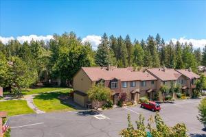 una vista aerea di una casa con parcheggio di Cozy Condo for 8 Hot-Tub HOA Amenities Walk to Beach Close to Slopes a Tahoe City