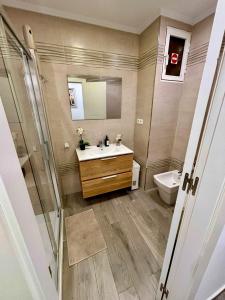 łazienka z umywalką, prysznicem i toaletą w obiekcie BEACH&GARDEN w Maladze