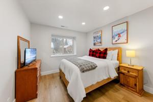una camera da letto con un letto e una TV a schermo piatto di Cozy Condo for 8 Hot-Tub HOA Amenities Walk to Beach Close to Slopes a Tahoe City Altre 37 foto