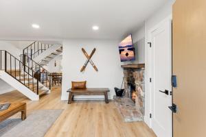 un soggiorno con camino e scala di Cozy Condo for 8 Hot-Tub HOA Amenities Walk to Beach Close to Slopes a Tahoe City