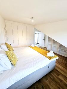 Postel nebo postele na pokoji v ubytování Spacious 3 bedroom with large terrace and parking-SHUT1
