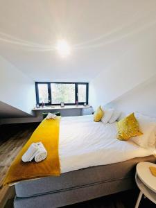 Postel nebo postele na pokoji v ubytování Spacious 3 bedroom with large terrace and parking-SHUT1