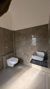 un baño con inodoro y lavabo en weekend home, for peace & bliss, en Ahmedabad