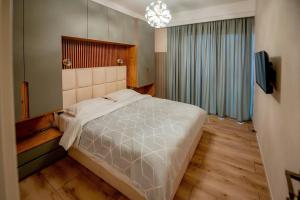 Ένα ή περισσότερα κρεβάτια σε δωμάτιο στο Hilton Apartment