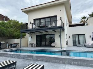 una villa con piscina e una casa di Villa Bohemia Puerto Los Cabos by The Agency Baja a San José del Cabo