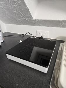 ストラスブールにあるCombles dans le quartier de la gare de Strasbourgの机の上に座ったタブレットコンピュータ